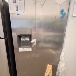 Frigidaire side by side refrigerator 25.6cu ft