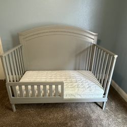 3 In 1 Convertible Crib and Dresser Set.