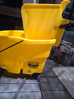 Rubbermaid commercial new mop bucket. No mop.