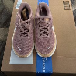 Women’s 8.5 Nike Revolution 