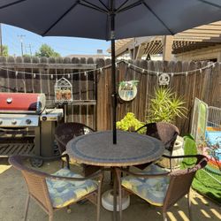 Outdoor Patio Table & Chairs 