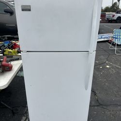Refrigerator Apartment With Ice Maker 