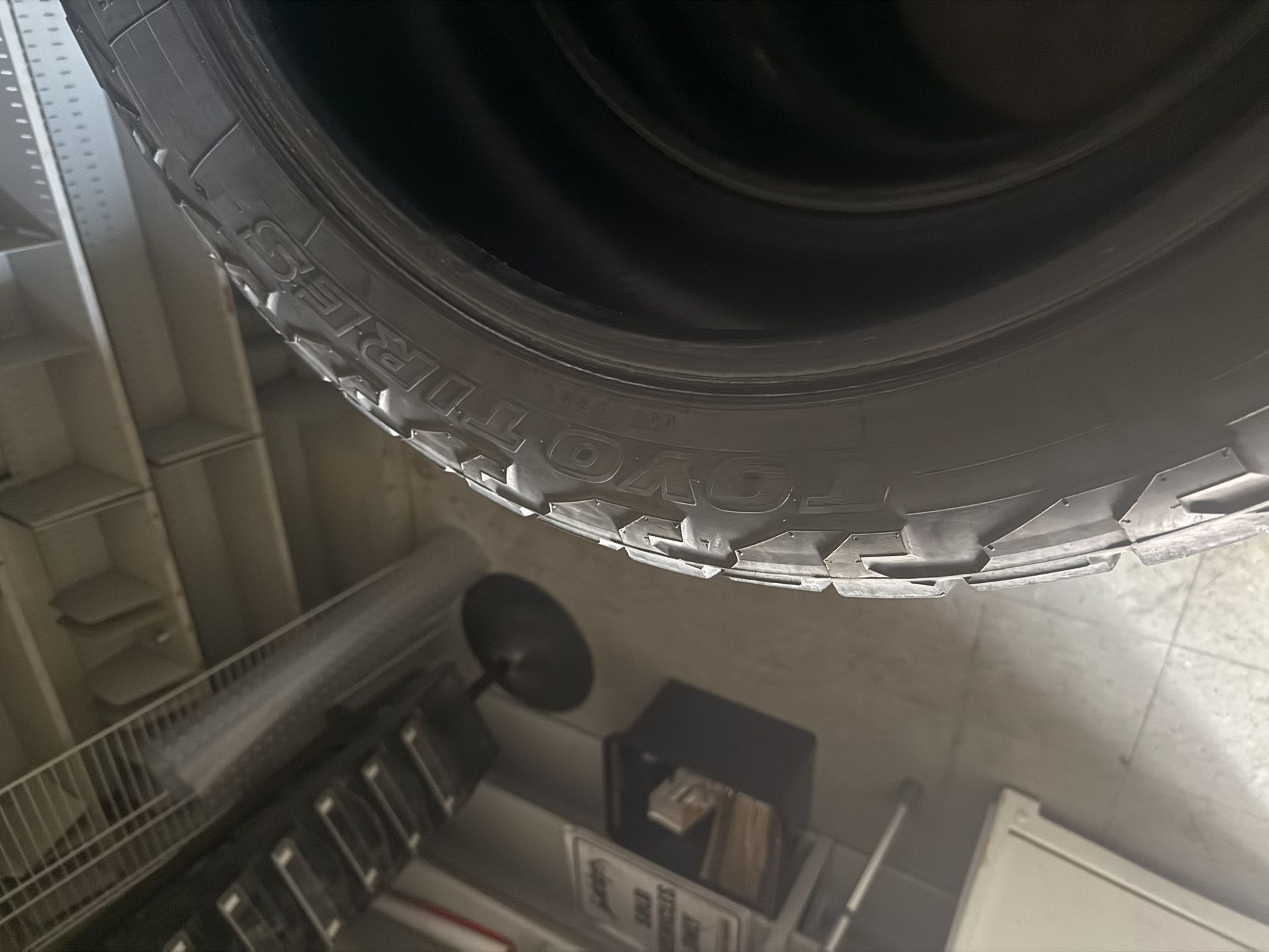 Toyo A/t 33x12.50r22LT