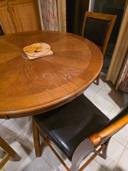 Round table with 4 chairs