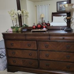 Dresser with Mirror for Sale – Need Gone ASAP!