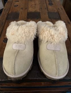 Women’s Uggs Slippers in Excellent Condition Sz. 8