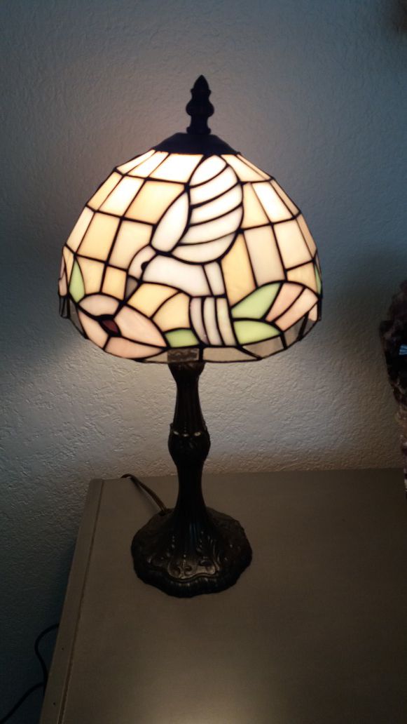 beautiful tiffany stain glass lamp , in New condition