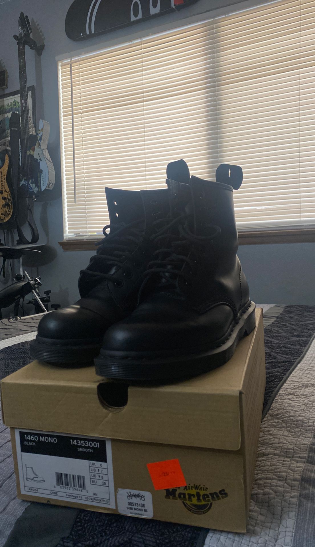 Like new DR MARTENS boots