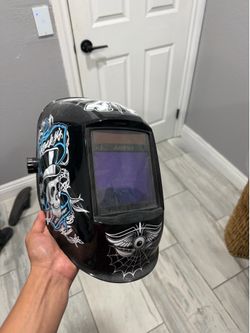Welding helmet