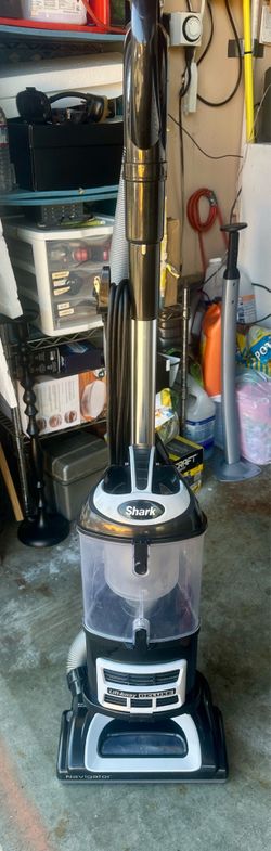 Shark Navigator Lift Away Deluxe-LIKE NEW!!