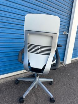 Steelcase Gesture office chair like new