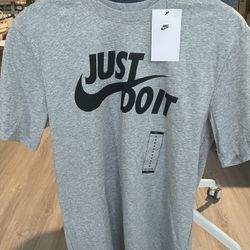 Nike Men's Sportswear Tee T-shirt. Size Medium
