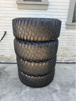Set of 4 35/12.50/18 BFGoodrich Mud-Terrain T/A KM3 Tires