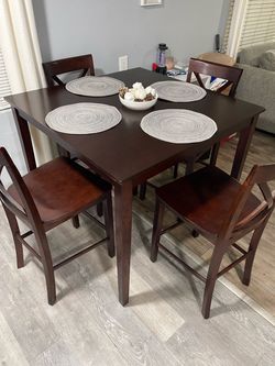 BEAUTIFUL SOLID WOOD TABLE AND 4 CHAIRS – LIKE NEW