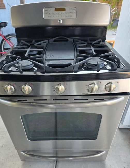 GE 30"W FREESTANDING STAINLESS-STEEL GAS STOVE