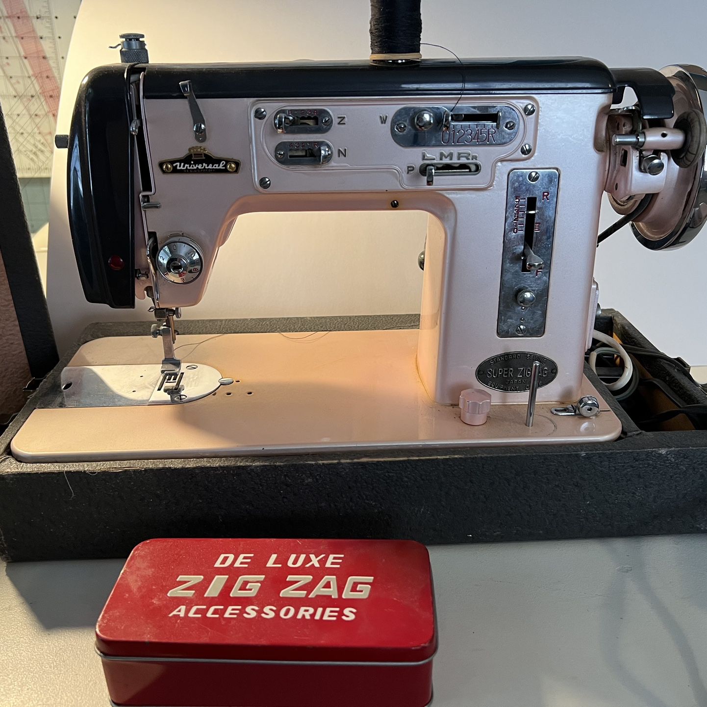 Vintage Universal Super Zig Zag Sewing Machine for Sale in Gilbert, AZ -  OfferUp