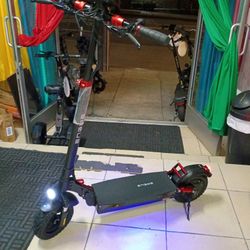 ENGWE Y600 830W Electric Scooter For Adults 28 MPH 44 Miles Range Folding Commuting Off Road E scooter with Double Braking System.
Turn lights.
Led he