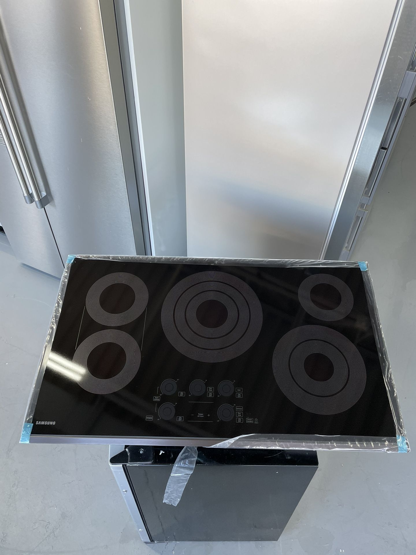 NEW Samsung 36" Black Stainless Steel Electric Cooktop NZ36K7570RG