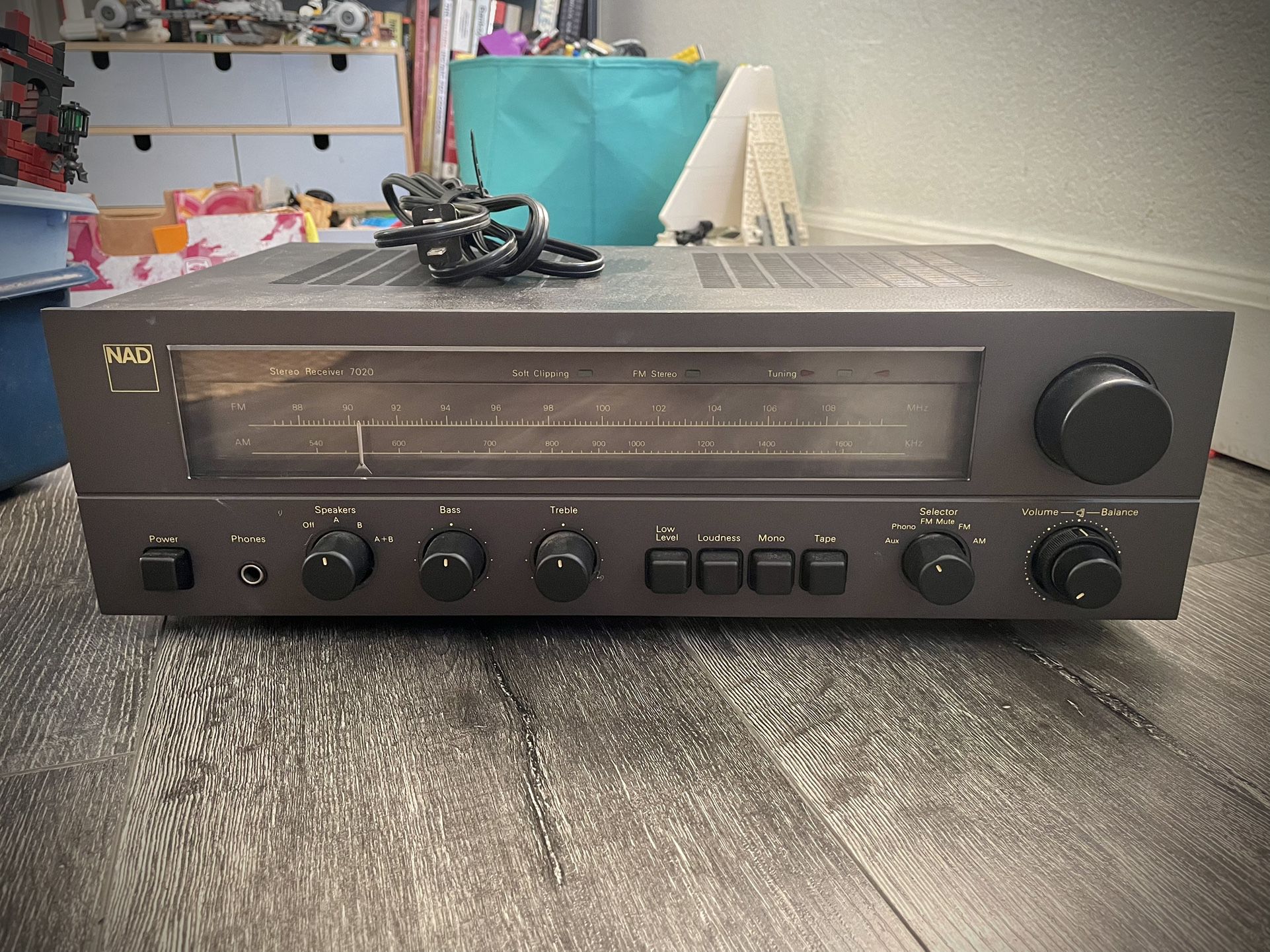 NAD 7020 Stereo Receiver
