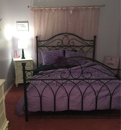 Queen size black metal bed frame like new!