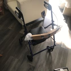 Carrito De Persona Con Algunas Dificultades Para Caminar