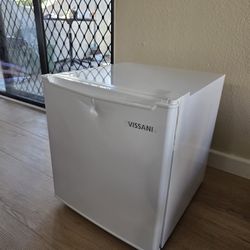 Mini Fridge 1.7cu NEW but cosmetic dmg