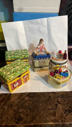 Lot of 5 porcelain hinged boxes with trinkets