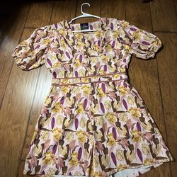Plains & Prints floral print short romper or mini dress featuring a v-neckline and puff sleeves Size 6  Very good condition  Smoke free home