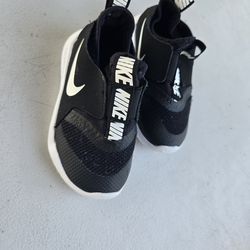 Black and white Nike baby shoes black and white Flex Runner shoes size 6c bearly used