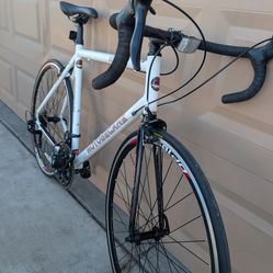 700cx25c. MOTOBECANE ROAD BIKE. (L). ALUMINUM & CARBÓN FIBER. LIKE NEW 👌🏼