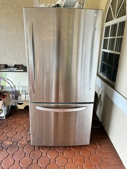 Bottom freezer refrigerator