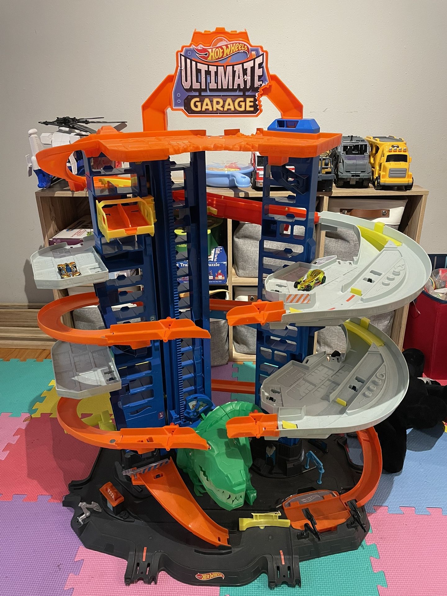 Hot Wheels Garage With Two Car Toys