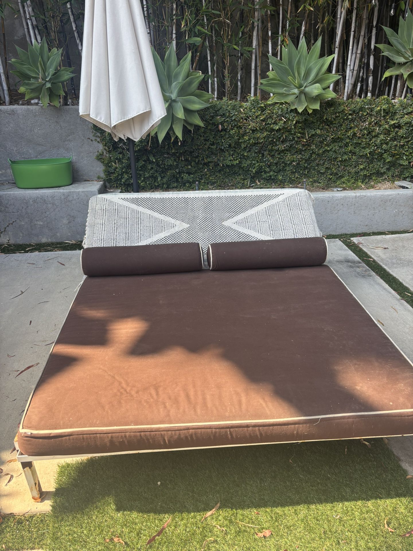 Double Lounge