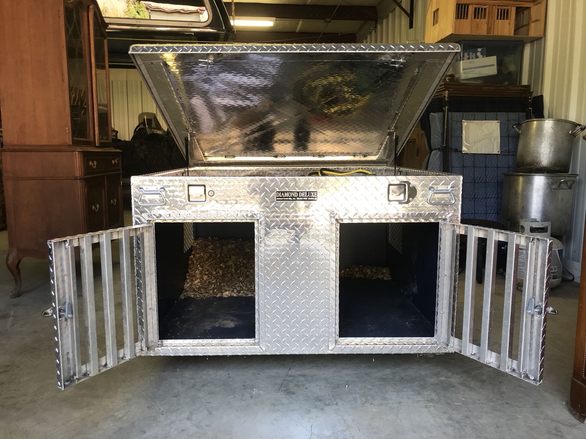 Used diamond deluxe clearance dog box for sale