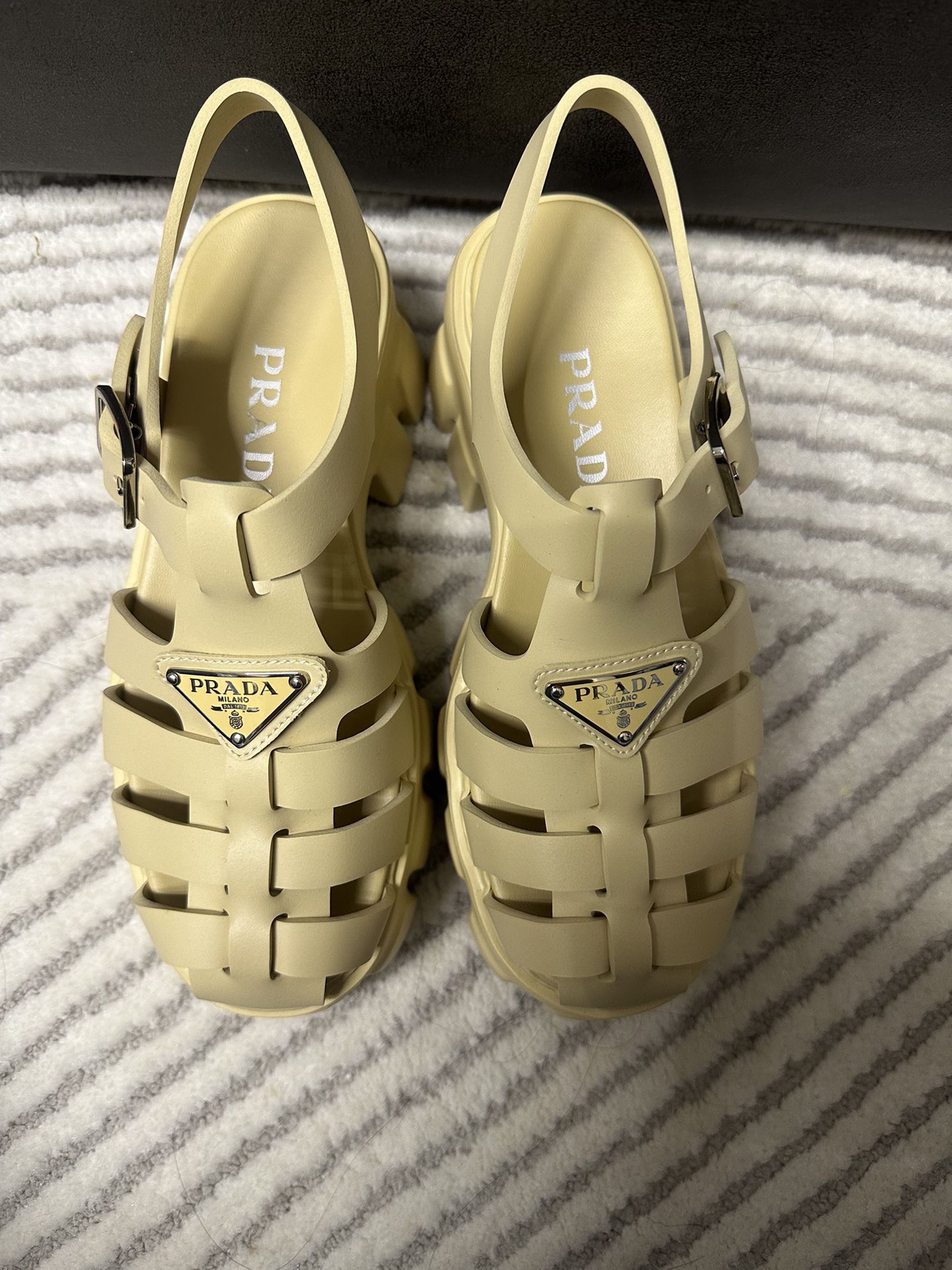 Louis Vuitton Chunky Heel Sandals for Sale in Hollywood, FL - OfferUp
