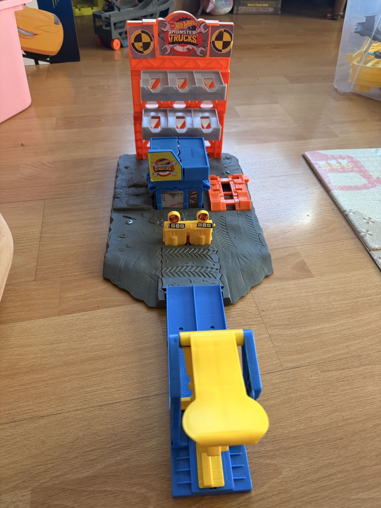 Hot Wheels Monster Trucks Blast Station Playset with 1:64 Scale Demo Derby Toy Truck & 3 Crushable Cars