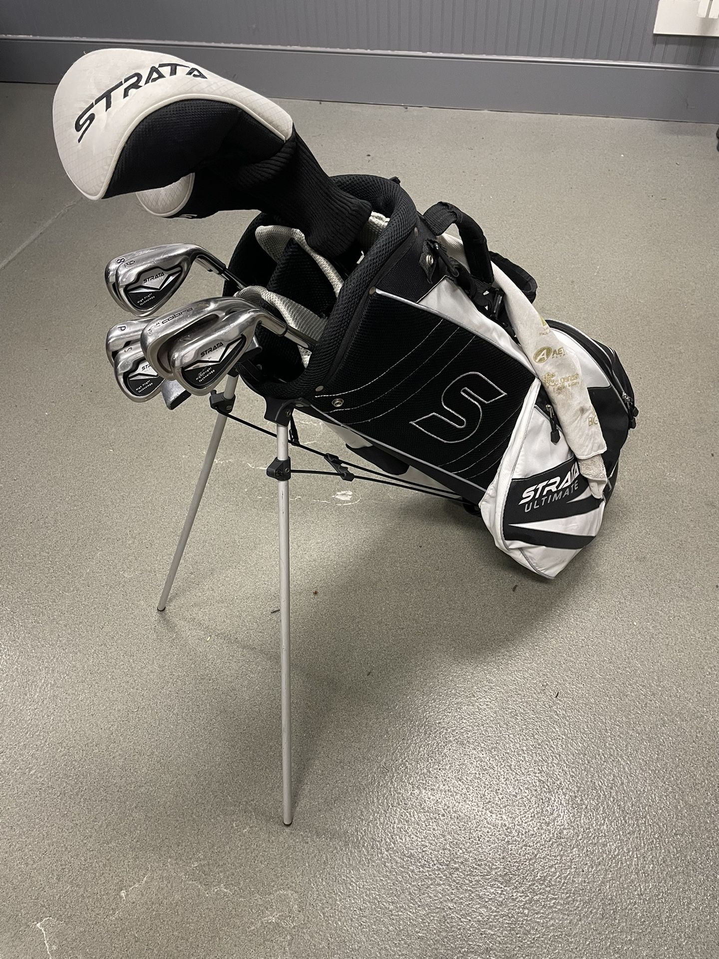 Strata Golf Clubs with Bag