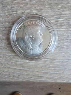 1 Troy Oz .999 Fine Silver Donald J. Trump Commemorative Round