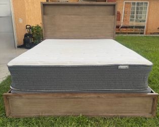 Beutiful Queen bed with good mattress set