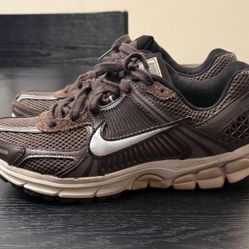 Nike Women's Brown Vamero 5 Sneakers