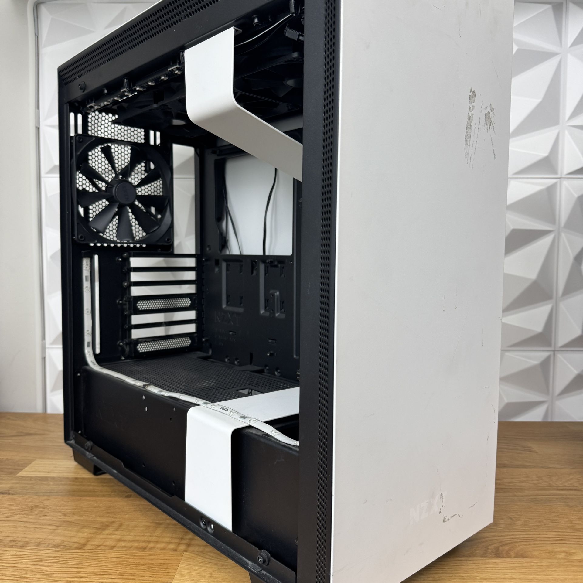NZXT H700i ATX Gaming PC Case
