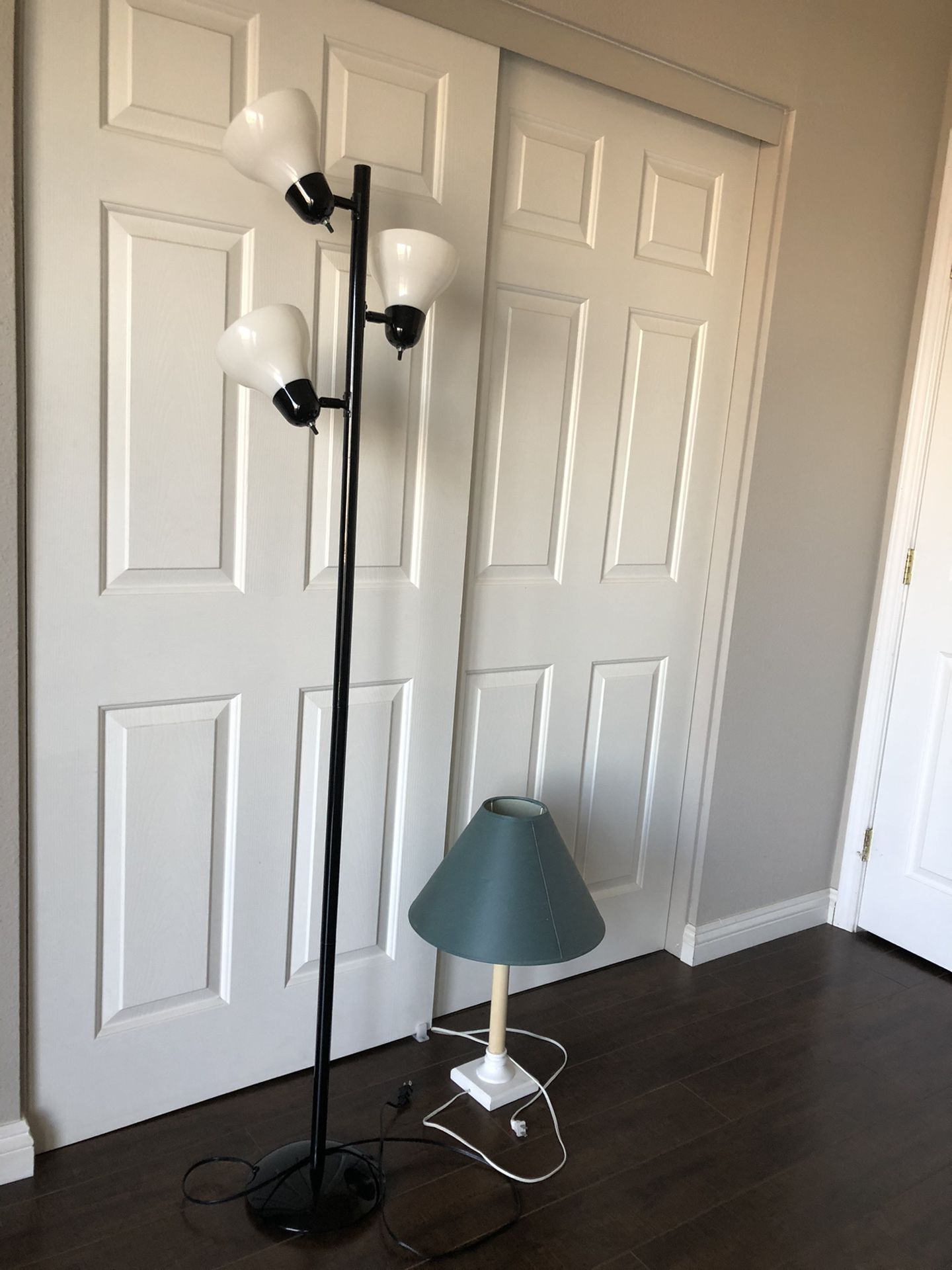 Lamps: floor lamp and table lamp, bulbs included