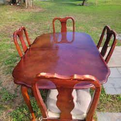 Kitchen Table With 4 chairs 