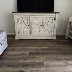 Ashley Furniture Bolanbrug Dinning 