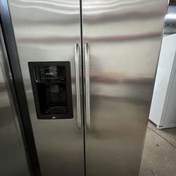 Ge Side-By-Side Refrigerator With Ice And Water