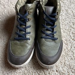 Boys Sz 5 Casual Shoes