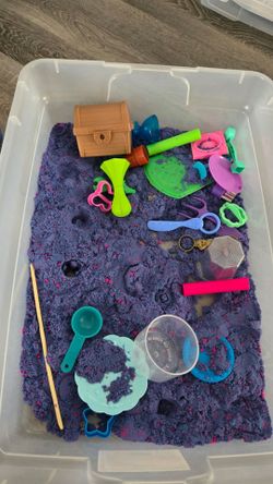 Kinetic sand sensory play toy with bin and accessories