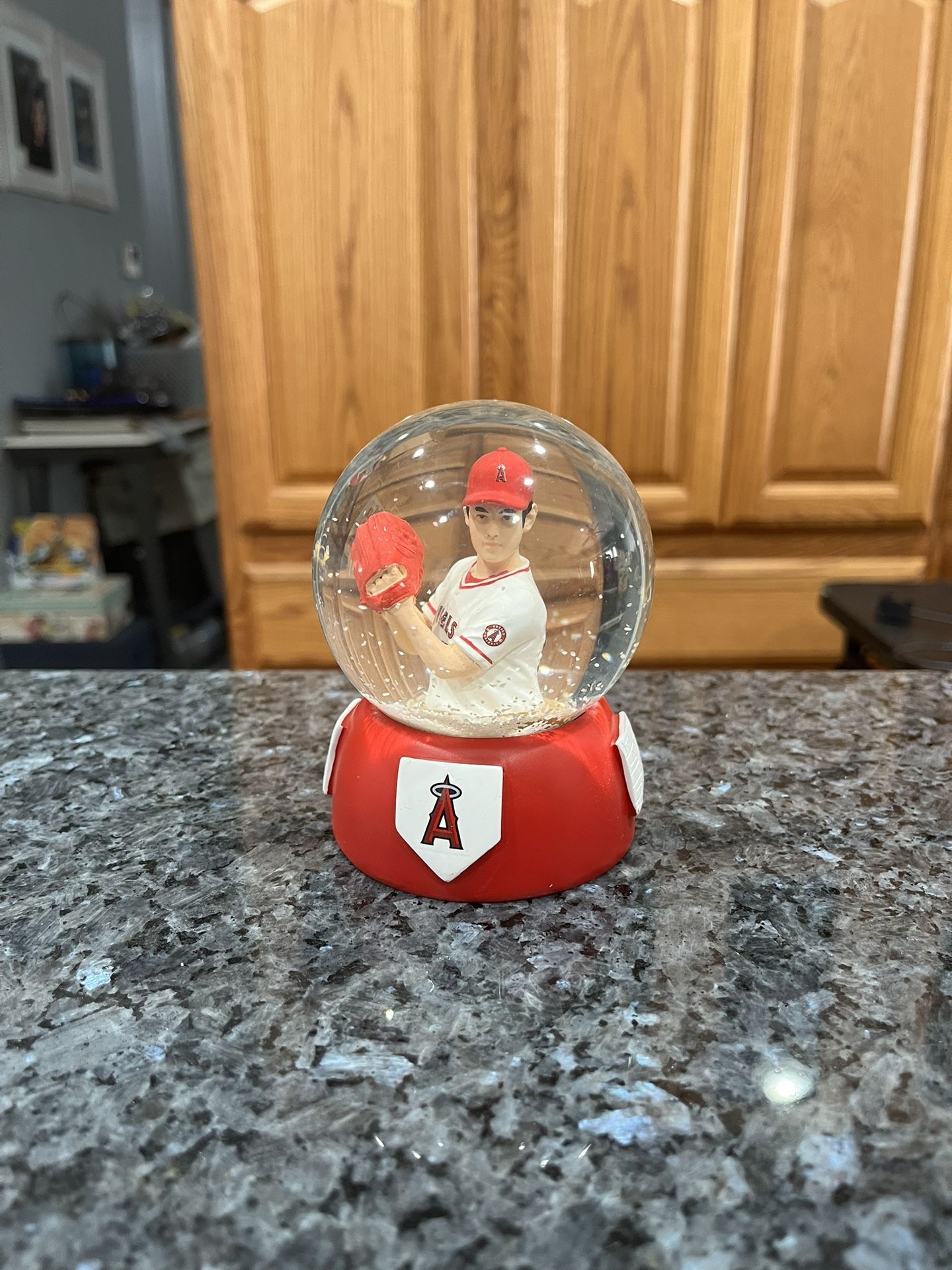 Los Angeles Angels of Anaheim Shohei Ohtani Snow Globe.  Brand new no box.  Has been on display in a cabinet with an Angels Baseball collection.  Smok
