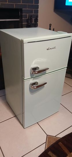 Retro Avanti 2-Door Mini Fridge w/ Freezer (Mint Green / Vintage Style)