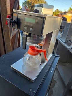 Bunn coffee maker/ hit water dispenser.